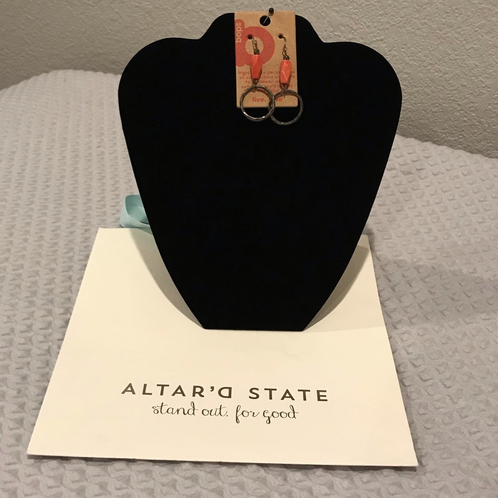 bops (live, give) Gold Dangling Earring with Coral